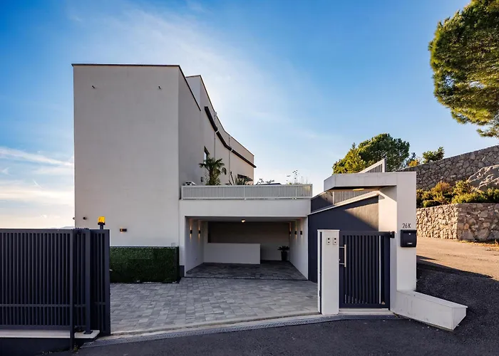 The Flat - Penthouse With Private Pool, Barbecue & Daire *