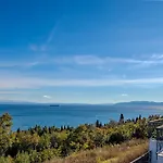 דירה The Flat - Penthouse With Amazing Seview, Barbecue & אופטיה