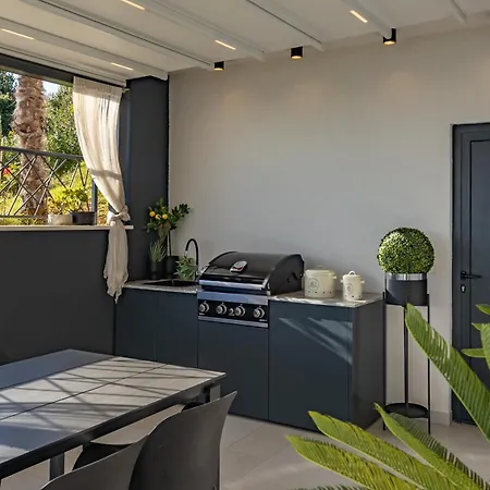 Luxury Seaview Penthouse With Private Parking, Terrace, Barbecue & Lejlighed