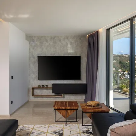 דירה The Flat - Penthouse With Pool, Barbecue & אופטיה