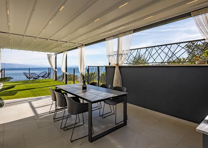 The Flat - Penthouse With Private Pool, Barbecue & Οπατία