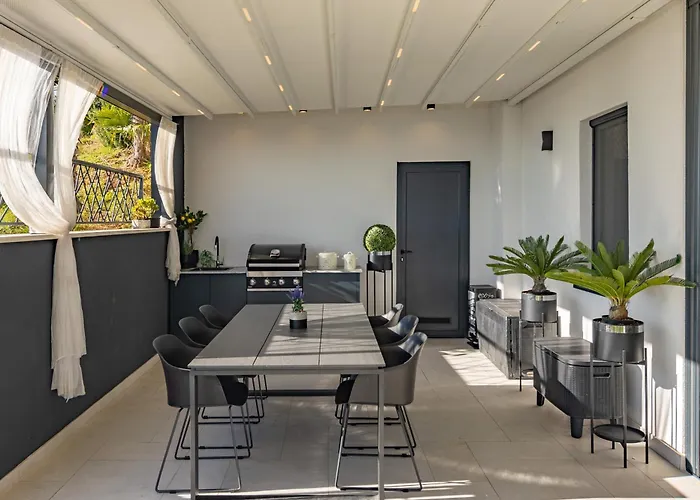 The Flat - Penthouse With Private Pool, Barbecue & Διαμέρισμα Οπατία