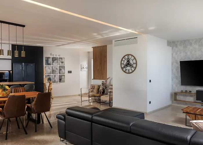 The Flat - Penthouse With Private Pool, Barbecue & Lejlighed *